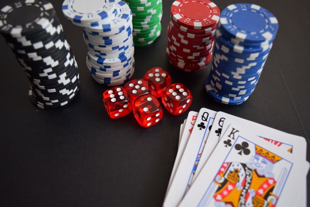 (Illustration de jetons, de carte et de dé de poker. Image prise sur Internet)